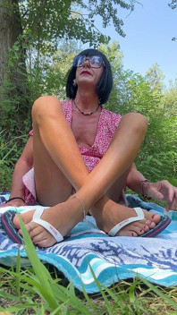 Sissy-horan Andreina har picknick utomhus