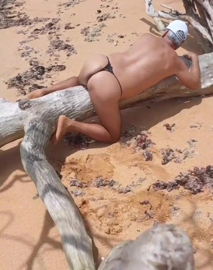 Ladysilvas: Ladysilva s’exhibe dans une culotte sexy sur la plage
