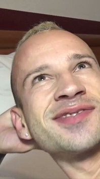 Junge Blondine gefickt von einer Latino-TBM