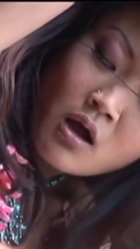 Tera Patrick och Lucy Lee turas om att äta fitta