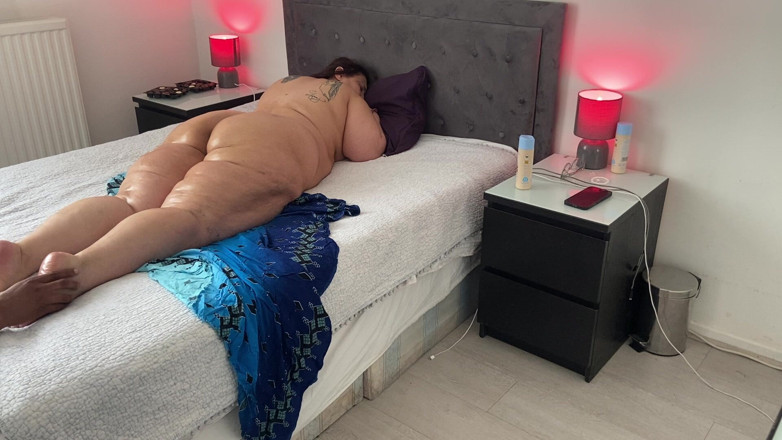 Daddykane: Vrouw gaat vreemd met de grootste zwarte pik die ze...
