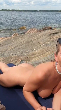 Une MILF décide de jouer à un jeu coquin sur une plage publique après avoir remarqué un pêcheur à côté d’elle
