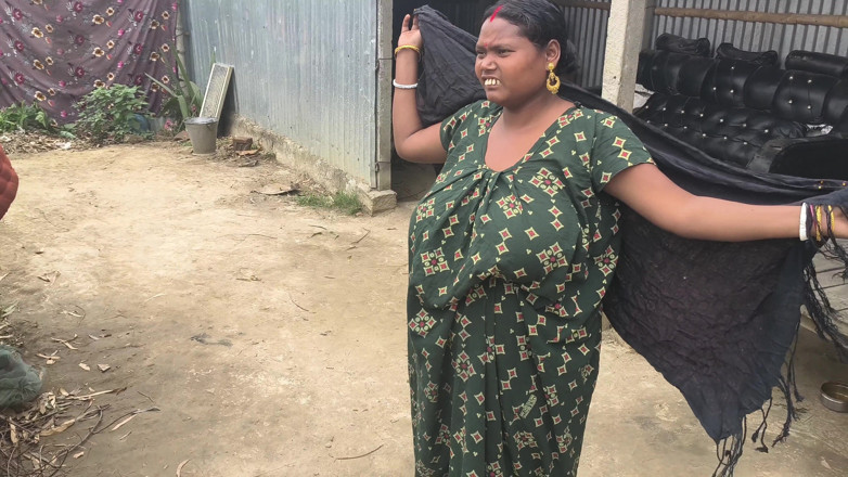Sexyrani327: Indiancă Desi Bhabhi din cartier a fost măturată goală și a...