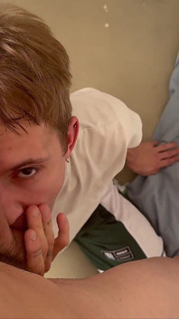 Sevimli Adam Büyük Bir Penis Emiyor Ve Poposuna Alıyor, Sevişti Ve Boşaldı