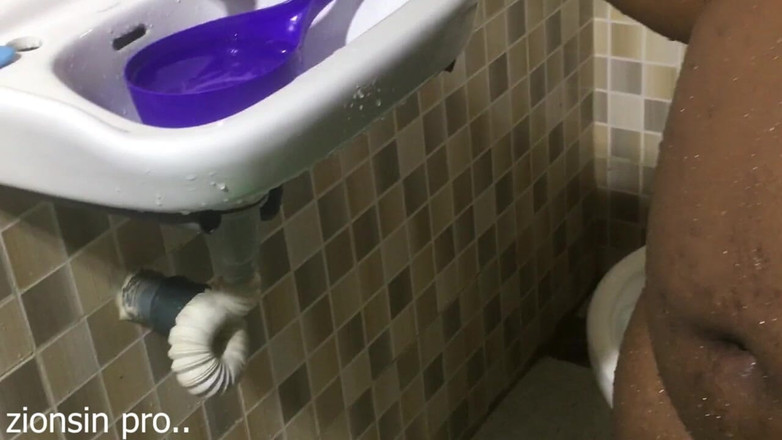 Zion: Follando culona africana de ébano en el baño