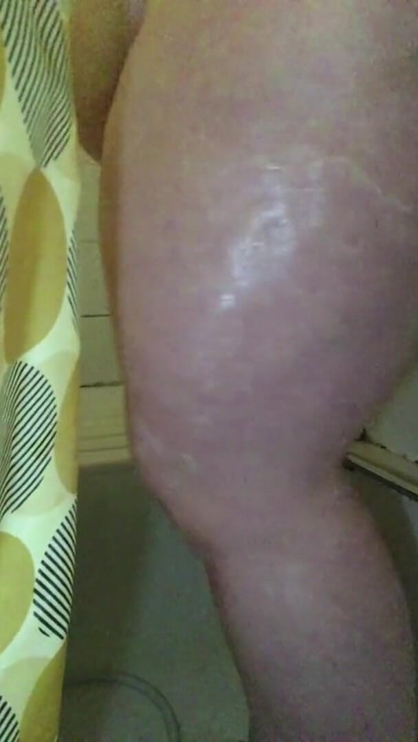 Real homemade BBW BBC porn: Товстушка смокче мій 12-дюймовий ділдо в душі, трахаючи мою мильну пизду