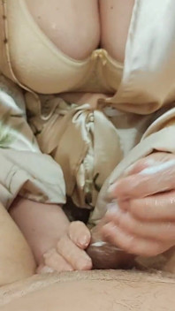 Meine Frau stöhnt wild, wichst gierig an meinem Schwanz – sie hat meinen Orgasmus absichtlich ruiniert und meinen Schwanz nach einem Spermashot gemolken