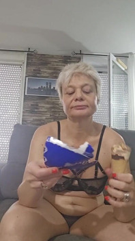 Я смокчу це морозиво, наче це твій член... Мій язик справді гарячий, моя пизда вже наскомніла.