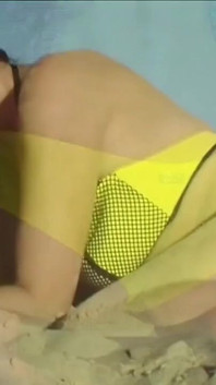 Coś dla miłośników plaży na świeżym powietrzu w pierwszym filmie w moim żółtym bikini. w drugim filmie you can see me without it.