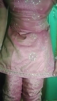 Indian Gay Crossdresser Bottom Sex real cu înregistrare de acasă în roz Salwar Kurta cu Jwellery grele la fel ca o gospodină