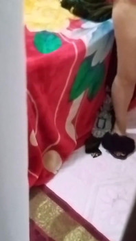 Její nevlastní bratr vstoupil a nemohl se udržet u její nohy