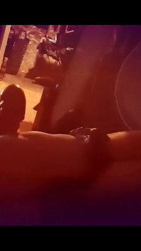Lelaki muda seksi bermain dengan batang besarnya sambil memberitahu awak pemikiran kotornya cara membuatkannya pancut.