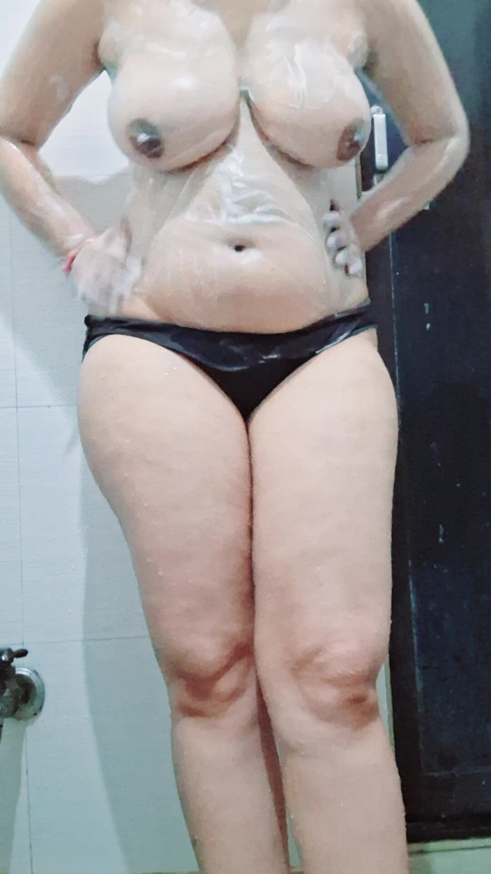 Riyathakur: Svedl jsem desi bhabhi a pak jsem ji tajně sledoval,...