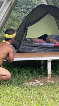 Un petit Indien trouve une femme se reposant dans la forêt, il s’excite en regardant son cul et finit par mettre sa bite dans sa bouche.