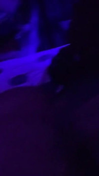 Tipul prieten îmi suge pula într-o cameră de lumină albastră