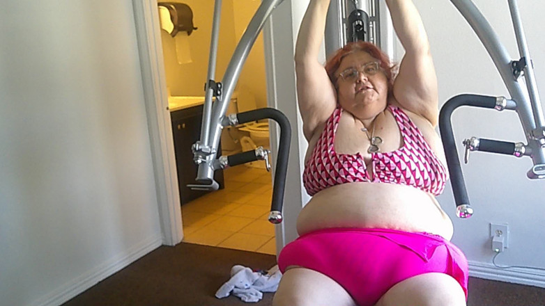 BBW nurse Vicki adventures with friends: Vicki, Infirmière À Grosse Beauté, Fait De L’exercice Dans La Salle...