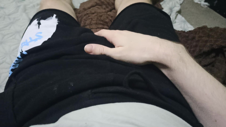 Pasha: Chàng trai vuốt ve con cặc của mình qua chiếc...