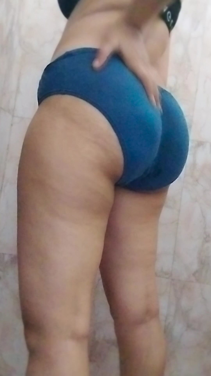 Riyathakur: Desi hot babe preparing herself to go to hotel room...