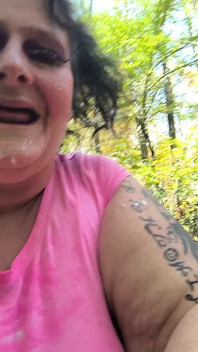Il meccanico sta lavorando sulla sua macchina lei mangia il suo sperma come una porno star bollente