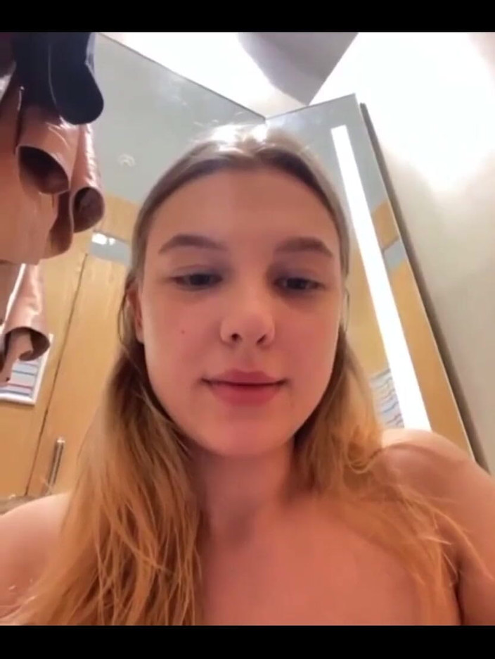 JuiceLussie: Première masturbation en public, gros plan