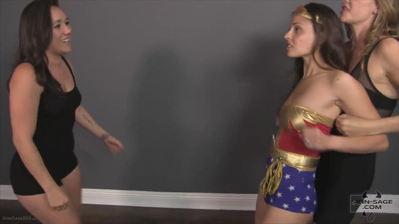 Sinn Sage: Wonder Woman beatdown se Sinn Sage, devátá hvězda