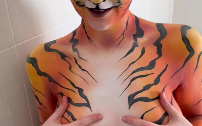 Em Yang: Tiger bodypaint dusch solo spela