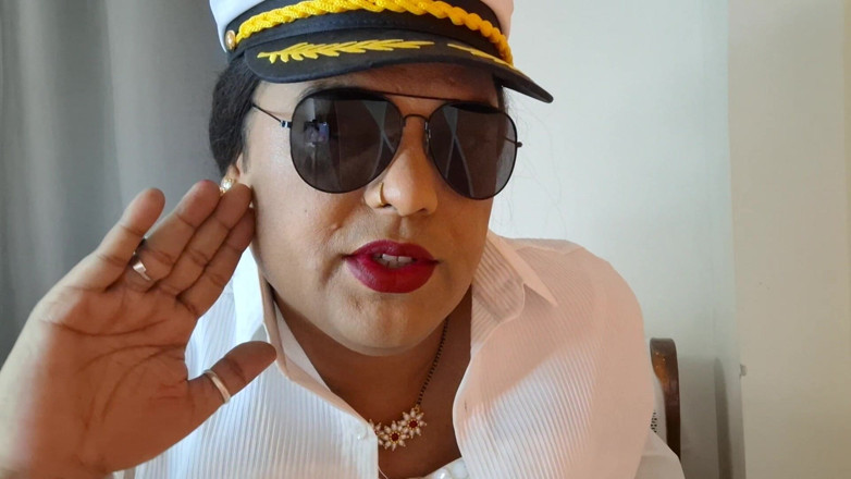 Indiansissychubby: Boobalicious Kapitán Chudakad Devi Ve Službě Hlášení Přihlásit Se