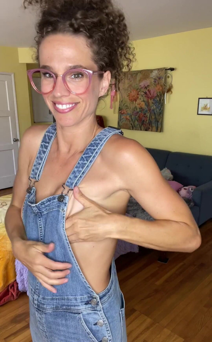 VibeWithMommy: Co je to o dívce v kombinézách?!? No, tohle je...