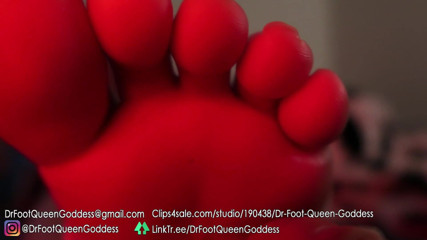 Dr. Foot Queen Goddess: Lòng bàn chân được quấn màu đỏ