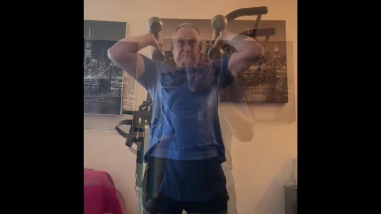 Alex Igogo: Gimnasio en casa, fumar y masturbarse