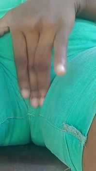 Pocieranie mojej cipki dokucza squirting cumming tak ostro