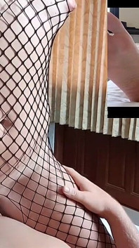 Жестко скачет в чулках-сеточках и получает кримпай
