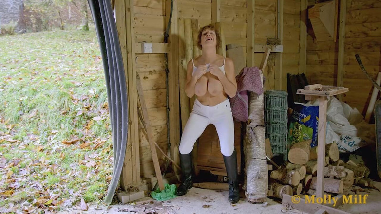 Molly MILF: Caliente madura Molly milf en su apretado sexy jodhpurs