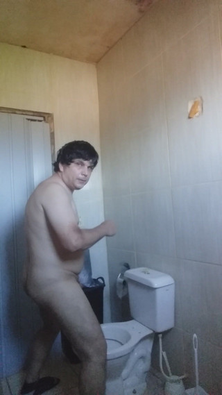 Claudio: Pișarea coroanei face ca camera să-i filmeze fundul foarte frumos