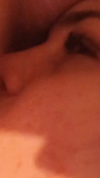 Toute la nuit avec la bite dans la bouche et l’écume avalé
