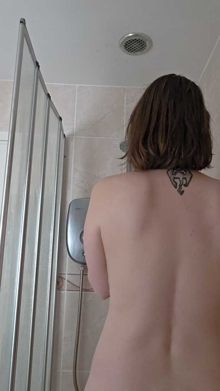 Lustful Libertines: Волохата матуся голить свої ями та ноги в душі - потім дозволяє своїй сечі текти