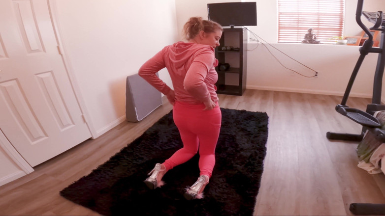 Erin Electra: Sesiunea de antrenament de grup cu mama vitregă se transformă în...