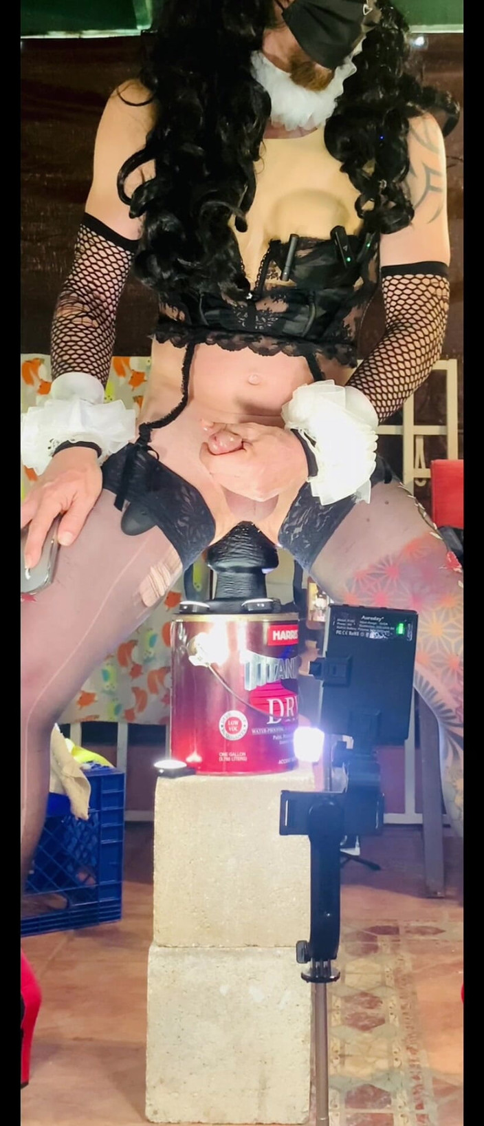 Benito414: Femboy sexig underkläder som rider stor svart dildo