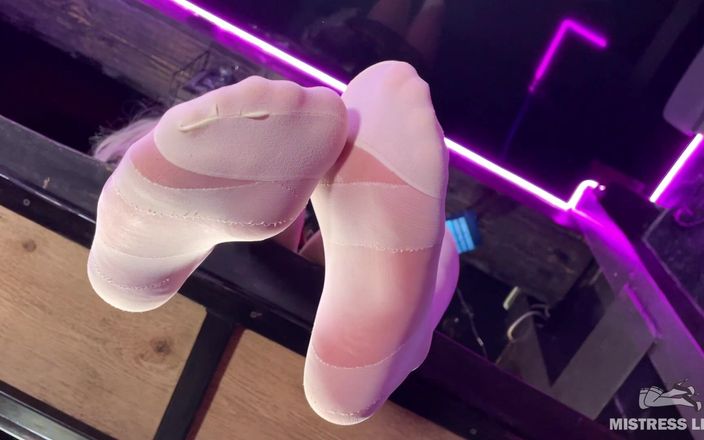 Mistress Legs: Sotto i piedi della padrona in collant bianchi sul bancone...