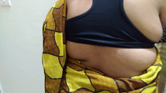 Aria Mia: 大胸部和大屁股超级性感的女人 - 18岁的男人脱下热辣女人纱丽并狠狠地操她