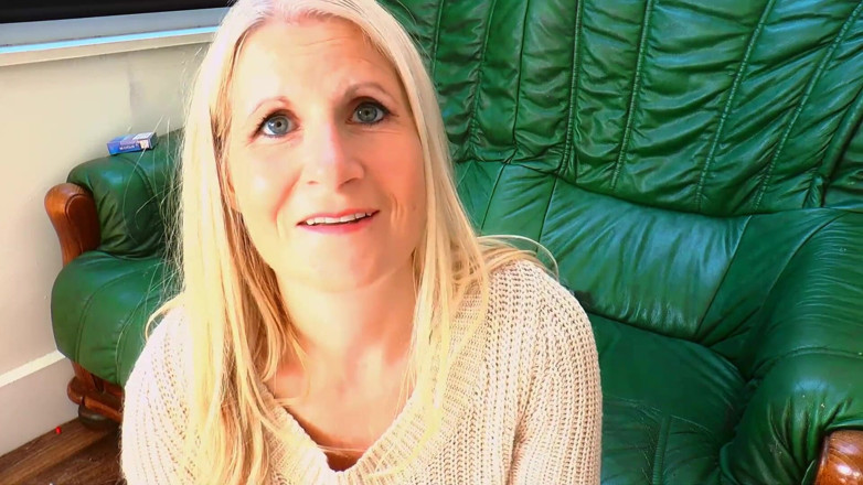 Britishmilf: Nevlastní máma tě učí kouřit jako muž