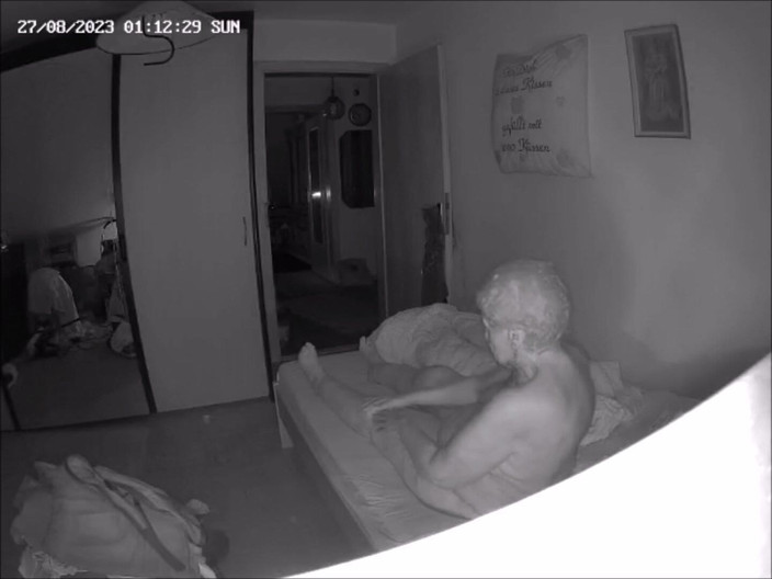 Heisseoma: Oma trekt 's avonds laat weer aan haar poesje