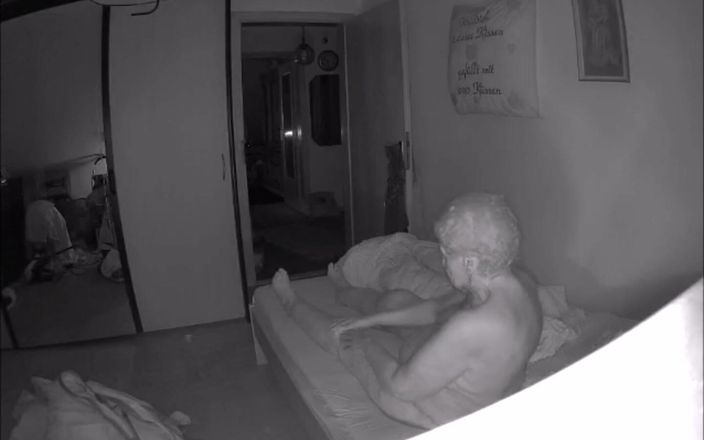 Heisseoma: Бабуся знову смикає свою пизду пізно вночі