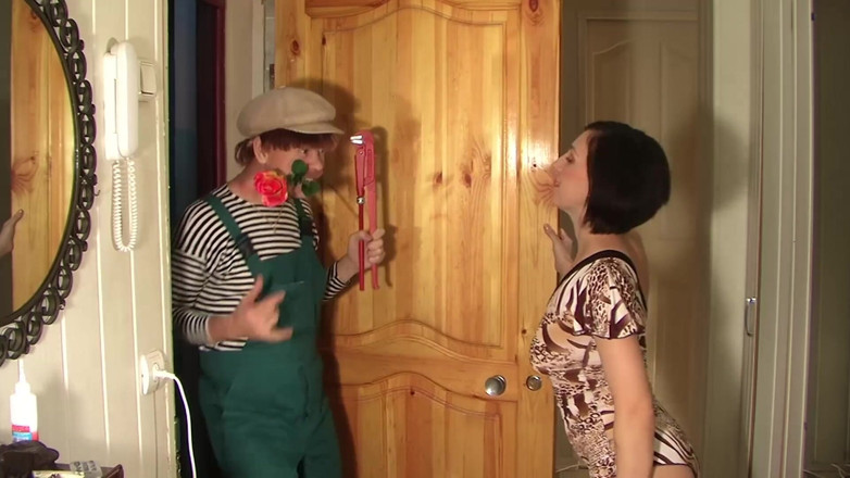 Regina Noir: Soția fute un instalator în timp ce soțul ei nu este...