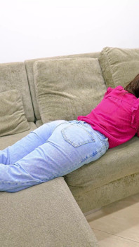 Gevangen in De Woonkamer: Mijn Stiefzus Lag Alleen Op De Bank En Ik Neukte Haar Daar (echt)