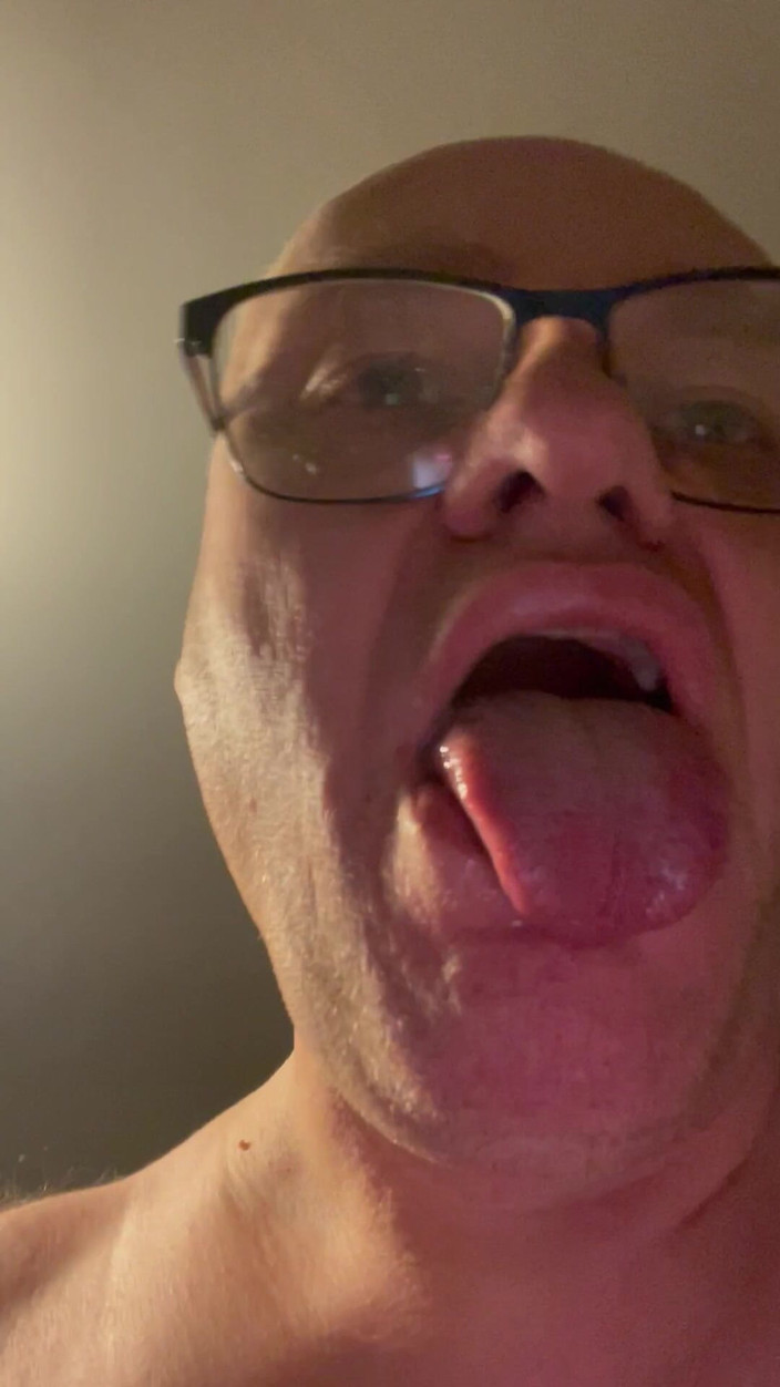 Julian sharp: जूलियन प्यार वह चीयरलीडिंग स्कर्ट है