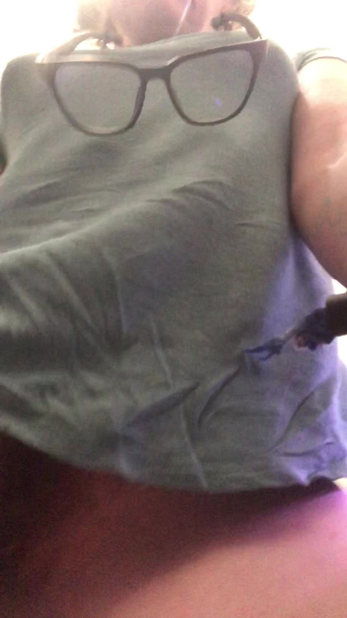 MistressWriggler: Énorme Pisse Dans L’avion Après L’avoir Tenue Pendant Quatre Heures !