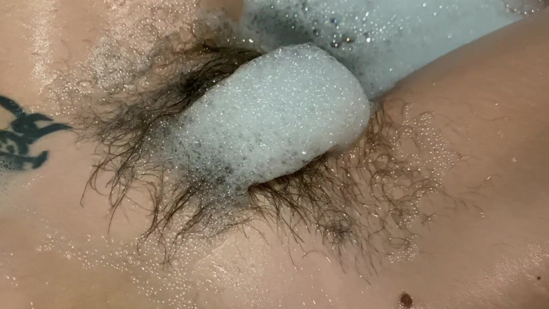 Cuteblonde666: Hairy bush underwater in the bathtub