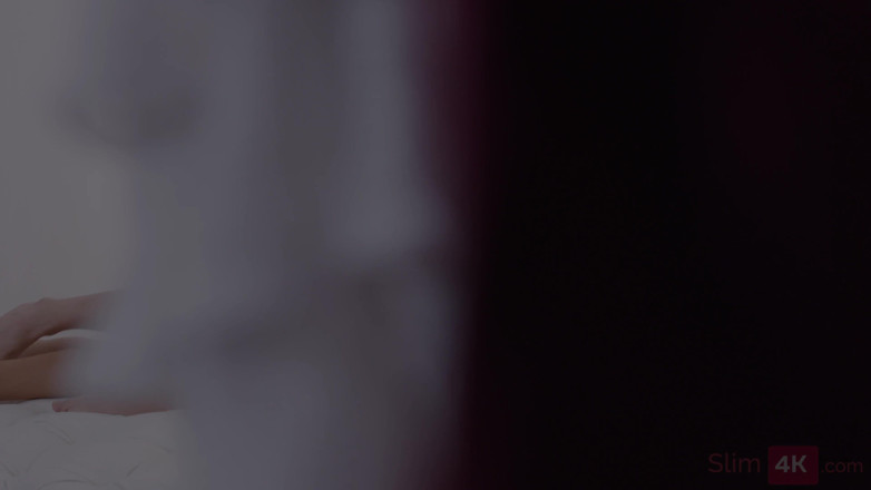 Slim4K: Dospívající dívka hladová po mrdce nosí oblečení, aby byla její...