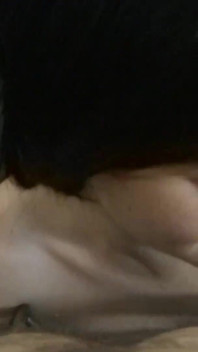 Une star du porno baise une brune nouvelle et fraîche